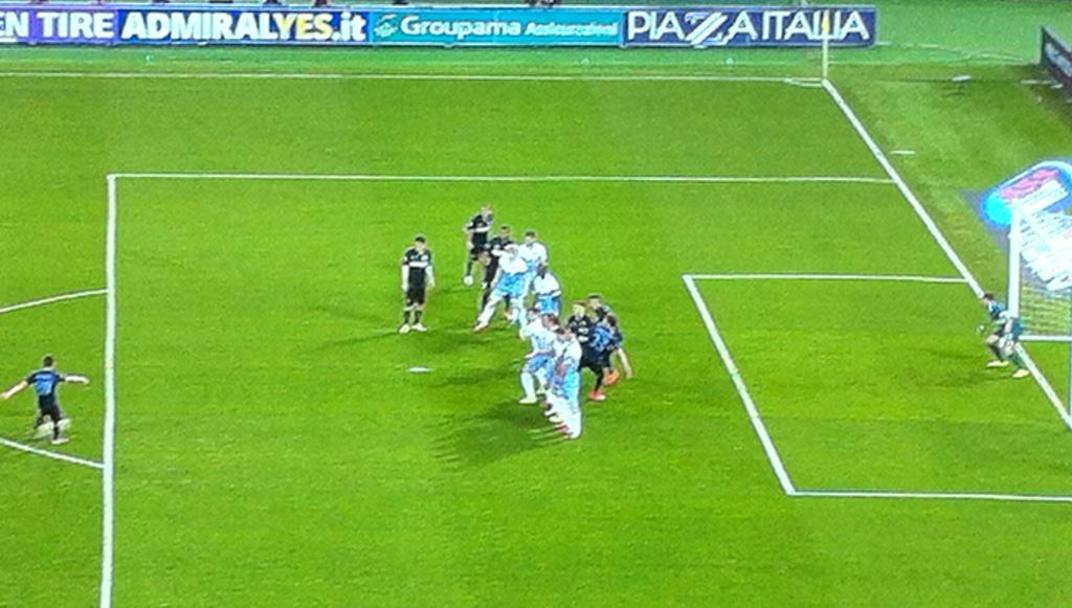 Subito dopo l&#39;Inter pareggia: Hernanes calcia la punizione, tre giocatori in fuorigioco, compreso Medel. Twitter